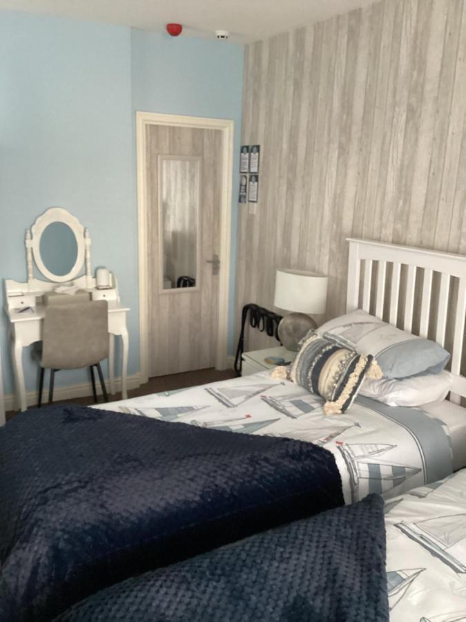 By The Seaside Bed & Breakfast Blackpool Exterior photo